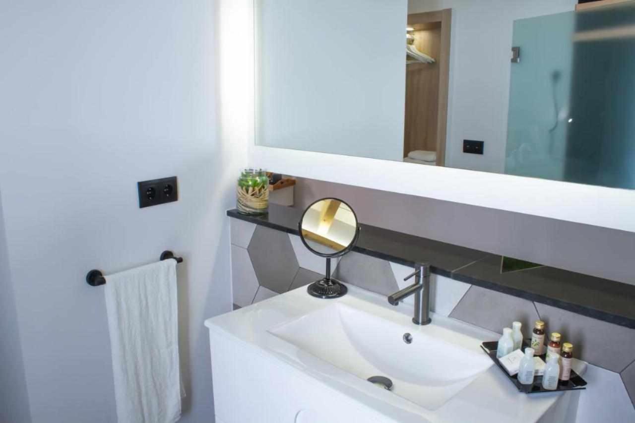 Suite Alma Caceres Luaran gambar
